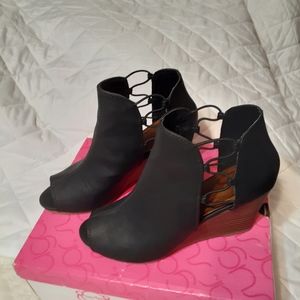 Women's black open-toe faux suede booties